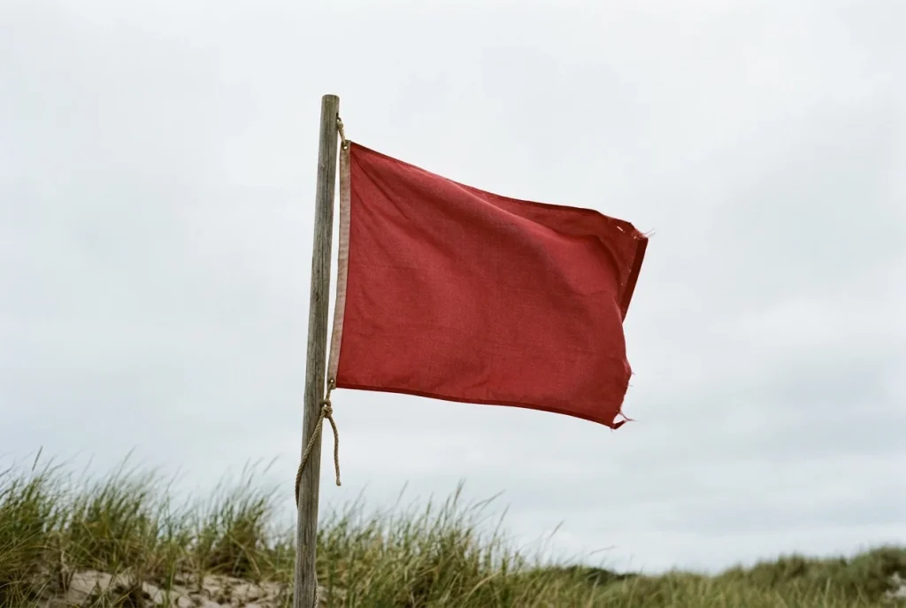 Rote Warnflagge weht als Sinnbild für ein verdächtiges Werbeversprechen